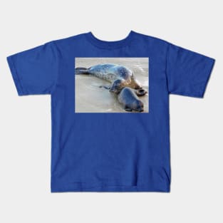 Snuggling seals Kids T-Shirt